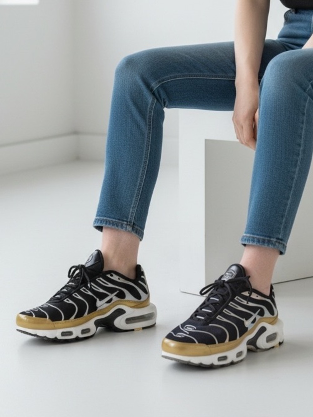 Nike Air Max Plus Sneakers Woman Size 7 Black Silver Gold